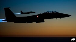 Dos aviones de la Fuerza Aérea estadounidense, vuelan sobre el norte de Irak camino a bombardear posiciones del grupo Estado islámico.