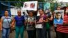 Un grupo de familiares de los manifestantes detenidos y desaparecidos se encuentran frente al centro de detención de El Chipote, oficialmente llamado Dirección de Asistencia Judicial, mientras esperan a los miembros de CIDH.