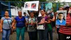 Un grupo de familiares de los manifestantes detenidos y desaparecidos se encuentran frente al centro de detención de El Chipote, oficialmente llamado Dirección de Asistencia Judicial, mientras esperan a los miembros de CIDH.
