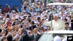 지난 2014년 8월 한국을 방문한 란치스코 교황이 서울 광화문 광장에서 열린 순교자 시복식을 집전하기 위해 입장하고 있다.