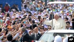 지난 2014년 8월 한국을 방문한 프란치스코 교황이 서울 광화문 광장에서 열린 순교자 시복식을 집전하기 위해 입장하고 있다.