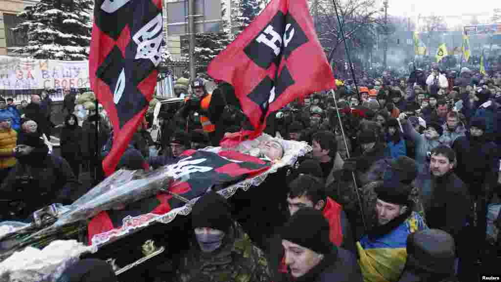 Supporters carry the coffin of Mykhailo Zhyznevsky, an anti-government protester killed during recent rallies, during his funeral, Kyiv, Jan. 26, 2014.&nbsp;