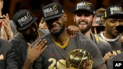 Los Cavaliers de Cleveland felicitan al MVP de la serie, LeBron James.