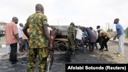 Photo d’archive : des militaires nigérians sur les lieux d'un accident à Lagos, au Nigeria, le 23 octobre 2020. (REUTERS/Afolabi Sotunde).