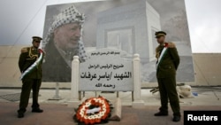 2007년 야세르 아라파트 전 팔레스타인 자치정부 수반의 추모일에 그의 무덤 앞을 지키고 있는 팔레스타인 치안 부대.