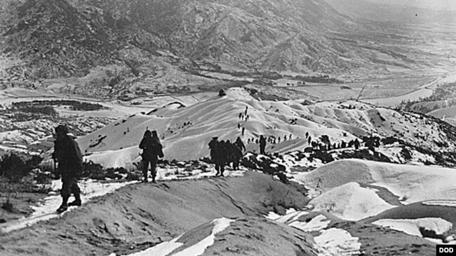 1951년 1월 3일 미 육군 19보병연대 병사들이 적의 전선과 진지를 찾기 위해 서울에서 북쪽으로 약 10마일 떨어진 눈 덮인 산을 넘고 있다.