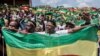 Les Ethiopiens agitent les drapeaux nationaux dans les rues d'Addis-Abeba, le 9 septembre 2018.