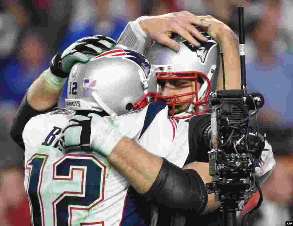 Pemain Quarterback Tom Brady (kiri) dari tim Patriots (New England) dan rekan satu timnya merayakan kemenangan mereka mengalahkan tim Seahawks (Seattle) dalam pertandingan sepakbola Amerika NFL Super Bowl XLIX di stadion University of Phoenix, Glendale, AZ (1/2).