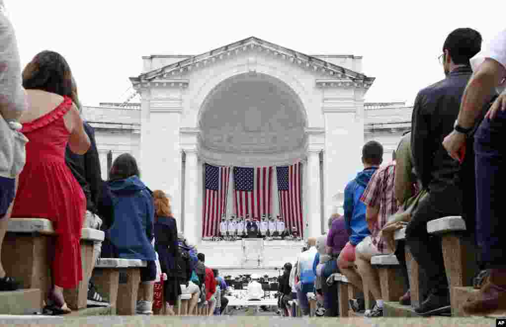 Президент США Дональд Трамп произносит речь по случаю Дня поминовения на Арлингтонском кладбище. 28 мая 2018 года, Арлингтон, Вирджиния