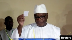 Ibrahim Boubacar Keita, président du Mali et candidat du parti Rally for Mali (RPM), a voté dans un bureau de vote lors d'un second scrutin à Bamako le 12 août 2018.