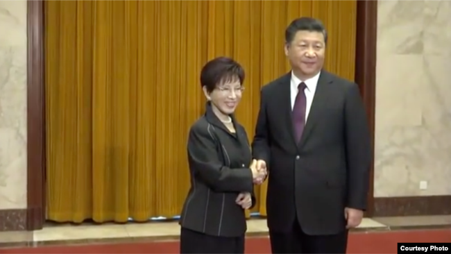 2016年11月1日时任台湾国民党主席的洪秀柱在北京与中国国家主席习近平握手（取自洪秀柱脸书）