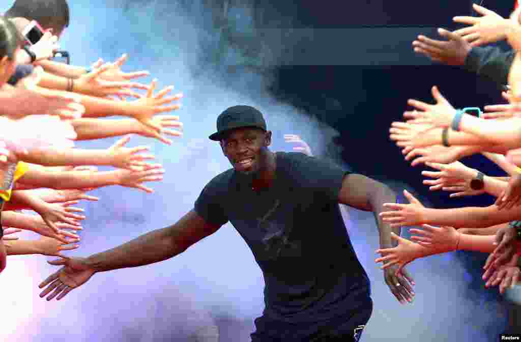 Jamaica's Olympic champion Usain Bolt greets members of the crowd before the start of the final night of the Nitro Athletics series at the Lakeside Stadium in Melbourne, Australia, Fe. 11, 2017.