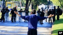 De acuerdo a organizaciones de derechos humanos, de abril a julio de 2017 —cuando las manifestaciones en contra del gobierno de Nicolás Maduro estaban en su apogeo— se registraron al menos 47 allanamientos ilegales en 11 estados del país.