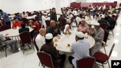 Warga Muslim di Amerika saat berbuka puasa di bulan Ramadan, bulan suci umat Islam, yang di negara bagian Illinois dijadikan Bulan Ramah Lingkungan (foto:dok).