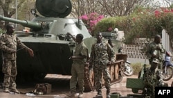 Tentara Mali melakukan penjagaan di depan Istana Presiden di Bamako (foto: dok). PBB mempertimbangkan pengiriman pasukan internasional untuk membantu Mali melawan pemberontak Islamis di Mali utara.