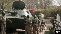 Soldiers outside the presidential palace in Bamako, Mali, on Friday after a military coup