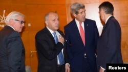 Menteri Luar Negeri John Kerry (kedua dari kanan) berbicara dengan Menteri Luar Negeri Jerman Frank-Walter Steinmeier (kiri), Menteri Luar Negeri Perancis Laurent Fabius dan Menteri Luar Negeri Inggris Philip Hammond (kanan) di Paris (15/12).