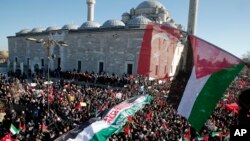Hàng ngàn người biểu tình xuống đường tại Istanbul hôm 8/12 phản đối quyết định của Tổng thống Mỹ Donald Trump về việc công nhận Jerusalem là thủ đô của Israel. 