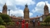 成千上万南非民众排队等待瞻仰曼德拉遗容。