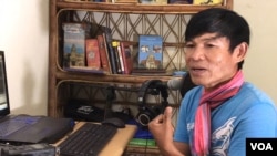 Former RFA reporter Uon Chhin talks to VOA at his residence in Phnom Penh, on August 25 , 2019. (Hul Reaksmey/VOA Khmer)