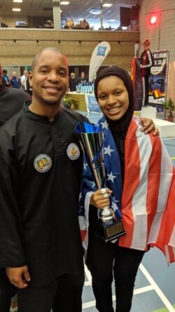 Abdul Malik Ahmad dan putrinya, Sakina Ahmad (20 tahun) yang berhasil merebut medali emas pertama untuk tim AS pada Turnamen di Belgia (foto: UPSF)