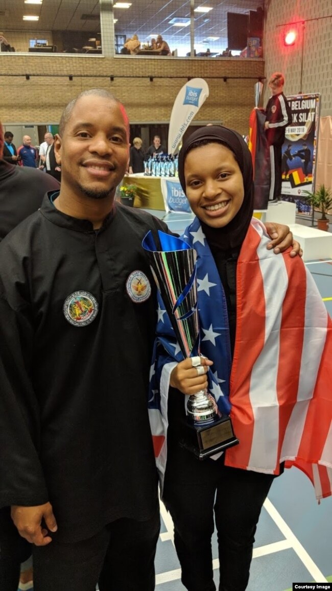 Abdul Malik Ahmad dan putrinya, Sakina Ahmad (20 tahun) yang berhasil merebut medali emas pertama untuk tim AS pada Turnamen di Belgia (foto: UPSF)