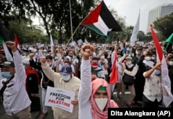 Warga Muslim melakukan aksi mendukung Palestina di depan Kedutaan AS di Jakarta, pasca serangan Israel terhadap Jalur Gaza 21 Mei 2021 (foto: dok).