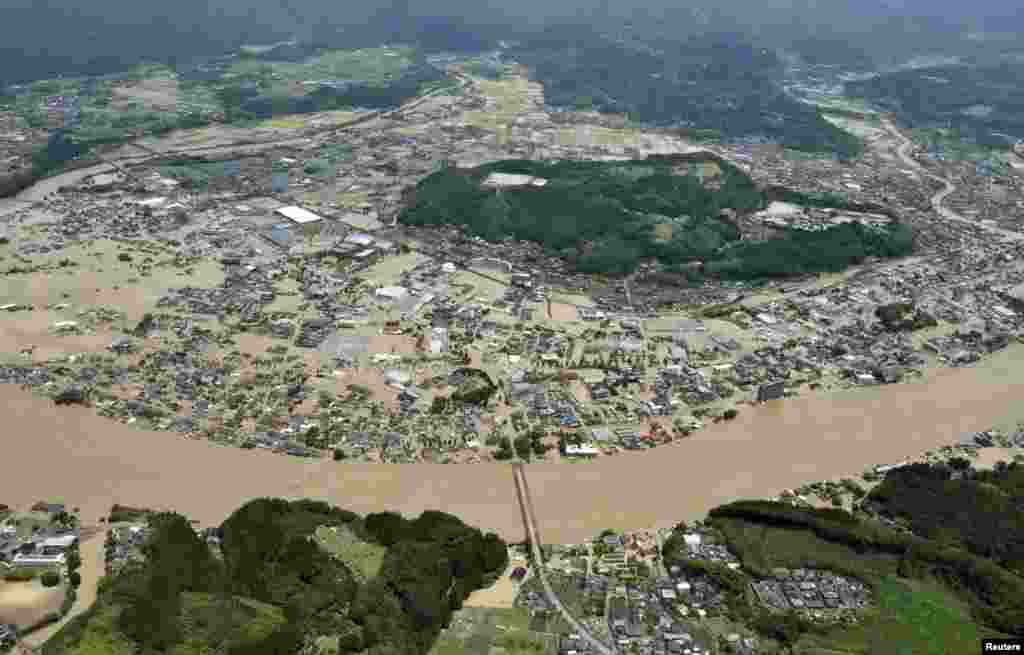 جنوبی جاپان میں سیلاب کا اصل سبب دریائے کوما ہے جس میں بہت زیادہ بارش کے سبب طغیانی ہے۔ اس کا پانی اطراف کے رہائشی علاقوں میں داخل ہونے سے تباہی ہوئی۔