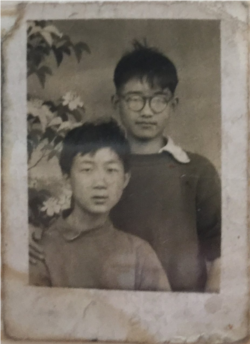 1961年蔡楚（右）与同学在成都合影