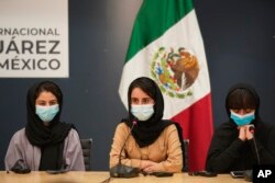 Beberapa anggota asli tim robotika Afghanistan, menghadiri konferensi pers setibanya di Bandara Internasional Benito Juarez di Mexico City, Selasa, 24 Agustus 2021. (AFP)