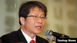 류길재 한국 통일부 장관이 22일 서울에서 열린 외신기자 간담회에서 한국 정부의 대북 정책에 관해 설명하고 있다.