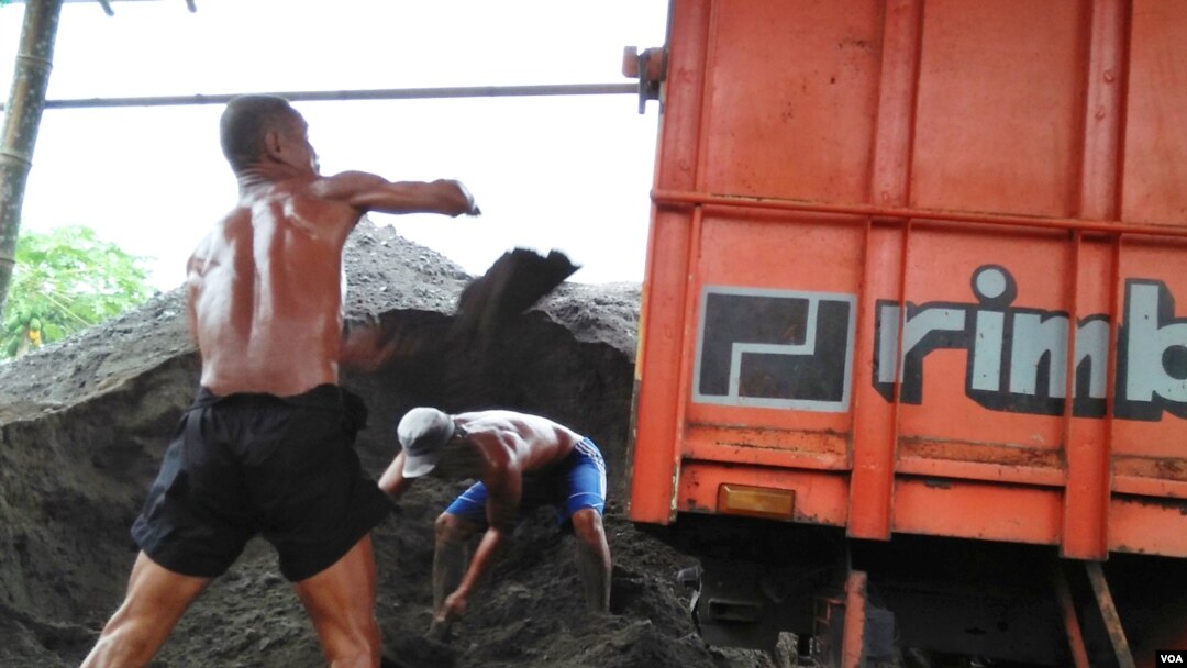 Ditutupnya kawasan penambangan memaksa warga bekerja di depo penjualan yang berada jauh di hilir. (Foto: VOA/Nurhadi)