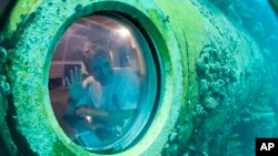 Fabien Cousteau melambai di dalam laboratorium bawah laut di Key Largo, Florida (24/6).