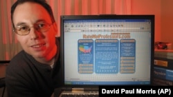 John Swapceinski, President and Founder of RateMyProfessors.com poses with his laptop in his Menlo Park, Calif., apartment in 2003.