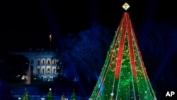 Pohon Natal Nasional di Taman Kepresidenan di the Ellipse, Washington, D.C., 28 November 2018 dimana Gedung Putih tampak di latar belakang (foto: AP Photo/Susan Walsh)