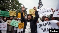 Des manifestants au Pakistan, le 12 décembre 2017.