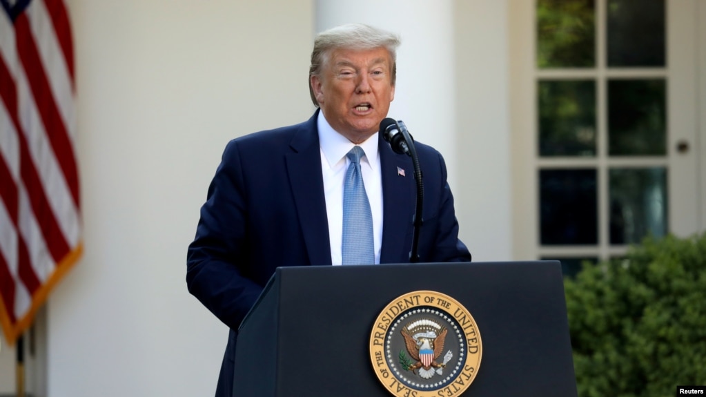 El presidente Trump se dirige a los periodistas durante la rueda de prensa celebrada en el Jardín de Rosas de la Casa Blanca, el 15 de abril de 2020.