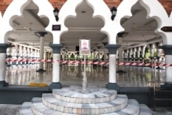 Sebuah masjid ditutup untuk proses penyemprotan disinfektan terkait wabah virus corona di Kuala Lumpur, 16 Maret 2020. (Foto: Reuters)