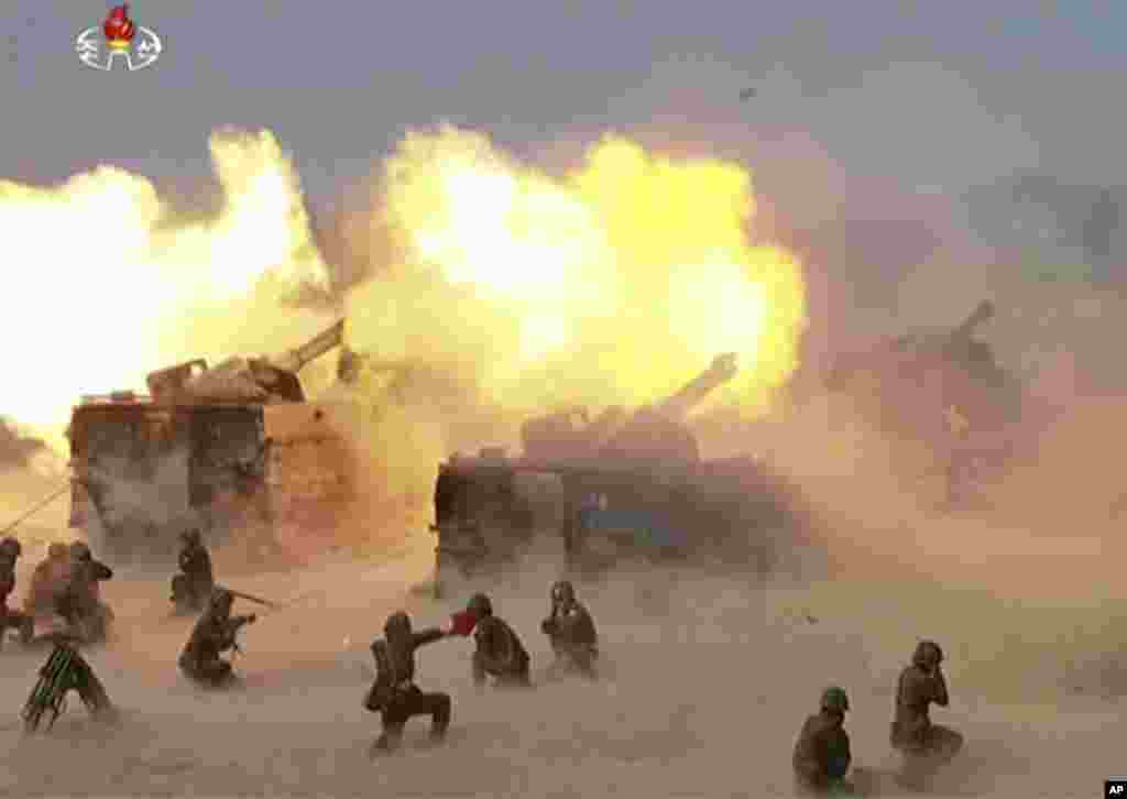 북한 군종합동타격시위에 참가한 인민군 병사들이 화포를 발사하고 있다.