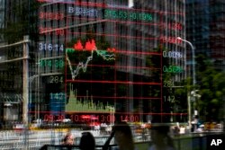 穆迪下调中国评级这一天，北京证券商展示的股市行情（2017年5月24日）。
