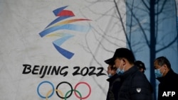 人們走過北京首鋼園的北京冬奧會標識。(2021年12月1日)