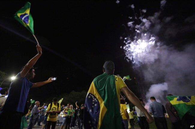 Manifestantes en Brasilia celebran la decisión de la Corte en contra de Lula.