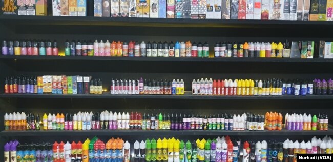 Ratusan jenis cairan vape. (Foto: VOA/ Nurhadi)