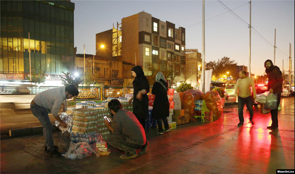 کمک&zwnj;های مردم تهران به زلزله&zwnj;زدگان کرمانشاه عکس: امیر رضا آبا