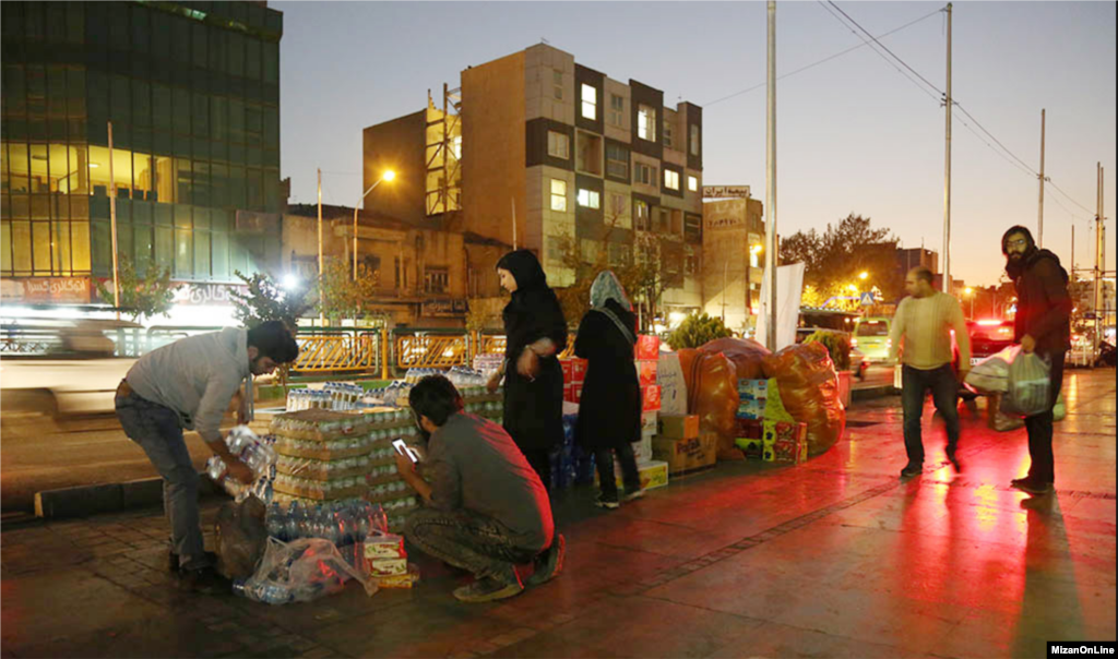 کمک‌های مردم تهران به زلزله‌زدگان کرمانشاه عکس: امیر رضا آبا