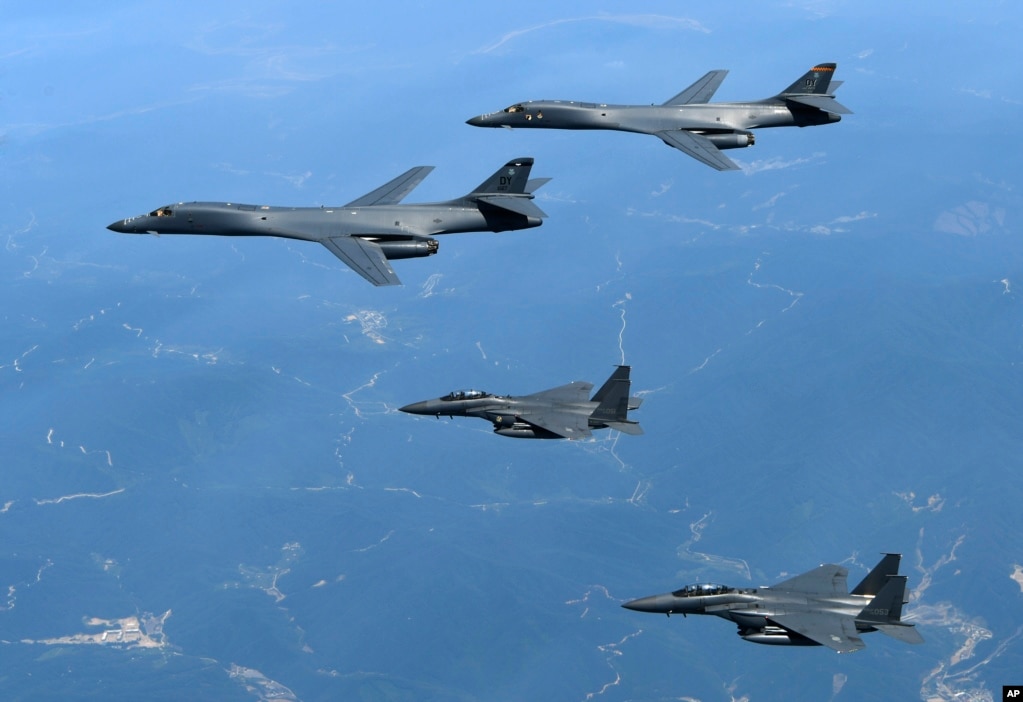   B-1B ݱ() 2밡 ѱ  F-15K   Բ  20 ѹݵ   ִ. (ѱ  ) &nbsp;