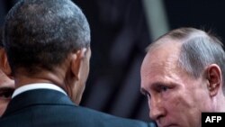 Peru -- US President Barack Obama (L) and Russian President Vladimir Putin talk before an economic leaders meeting at the Asia-Pacific Economic Cooperation Summit at the Lima Convention Center in Lima, November 20, 2016