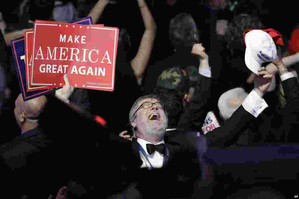 Para pendukung kandidat presiden AS dari Partai Republik Donald Trump bersorak atas kemenangannya dalam acara di New York (9/11). (AP/John Locher)