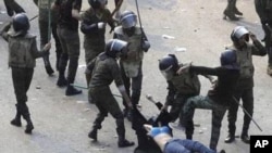 تحریر چوک: مصر کی فوج اور احتجاج کرنے والی ایک خاتون