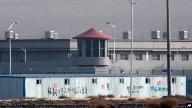 中国新疆阿图什市的一个拘留设施外的瞭望塔和铁丝网。（资料照片）